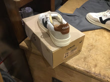 Load image into Gallery viewer, Victoria Cuero Sneakers
